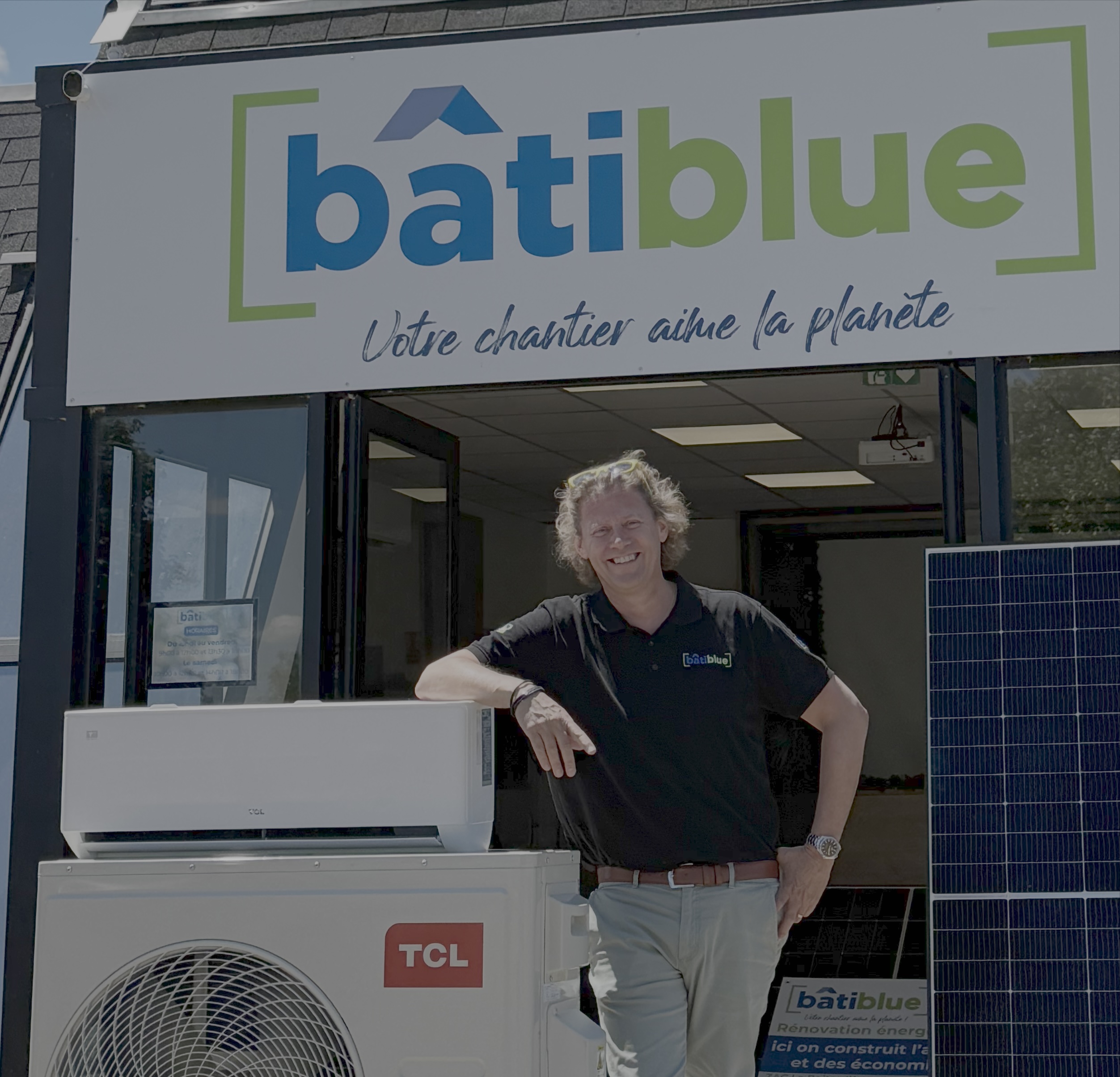 Olivier Lepelleux devant le showroom BâtiBlue